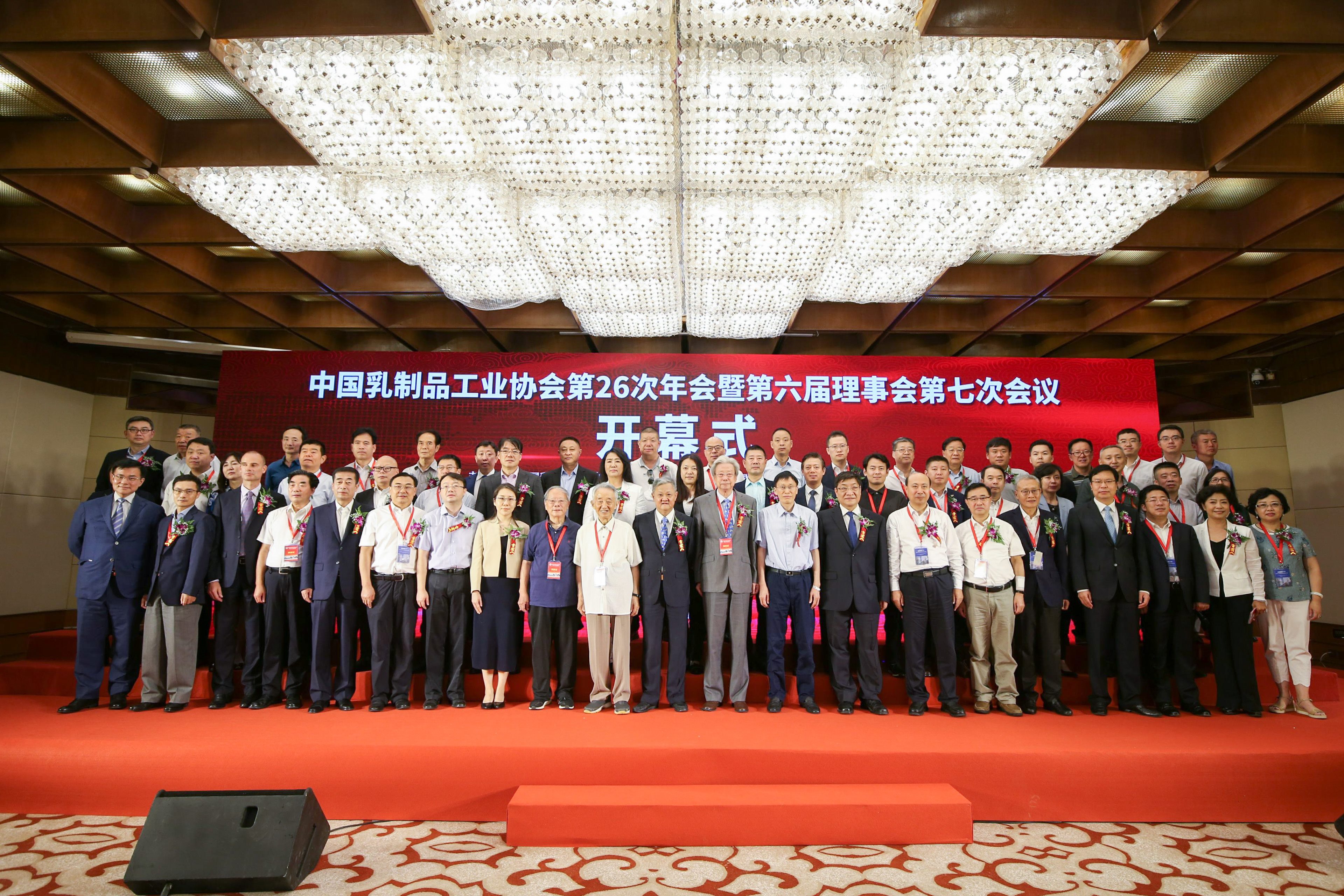 皇氏集團榮獲“中國乳業(yè)精神模范企業(yè)”稱號和多項大獎，企業(yè)實力再獲肯定