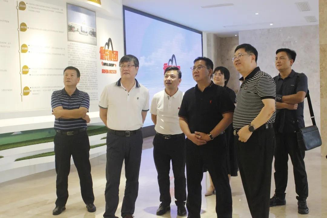 大理州人民政府黨組成員、一級巡視員吉向陽率考察組蒞臨皇氏集團考察調研