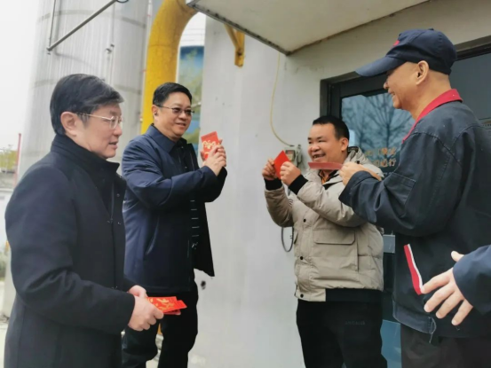 聲聲問(wèn)候傳真情，濃濃關(guān)懷暖人心丨皇氏集團(tuán)領(lǐng)導(dǎo)新春慰問(wèn)在崗員工