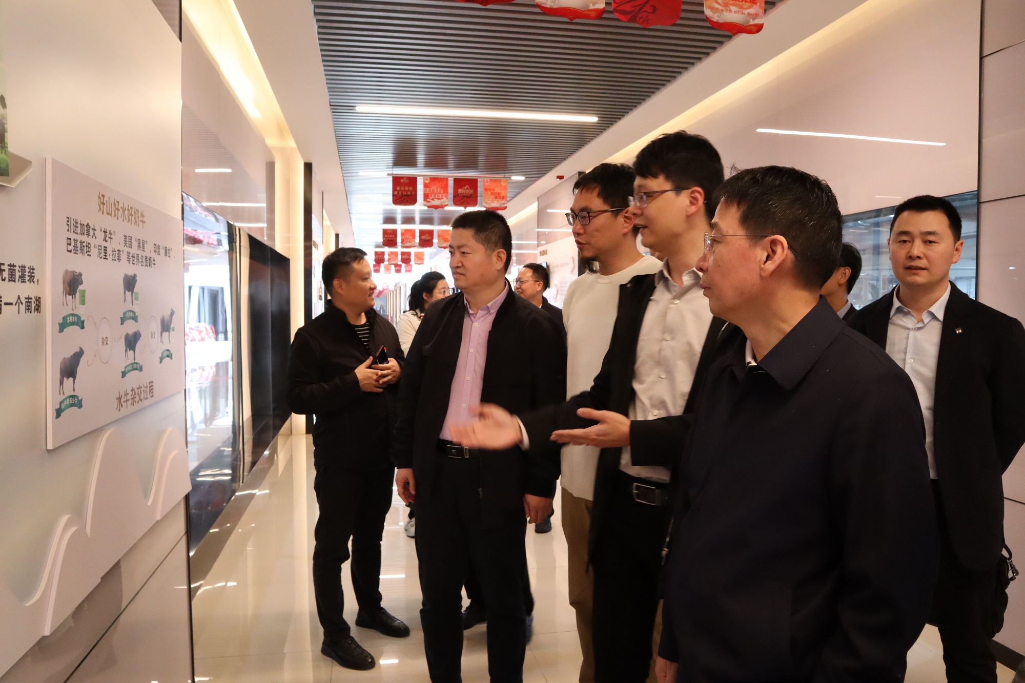 全國(guó)工商聯(lián)黨組成員、副主席楊佑興一行蒞臨皇氏集團(tuán)調(diào)研考察