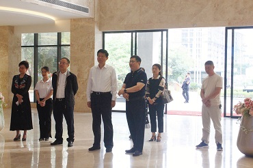 2022年11月10日，自治區(qū)政協(xié)副主席、黨組成員費(fèi)志榮蒞臨皇氏集團(tuán)黨支部