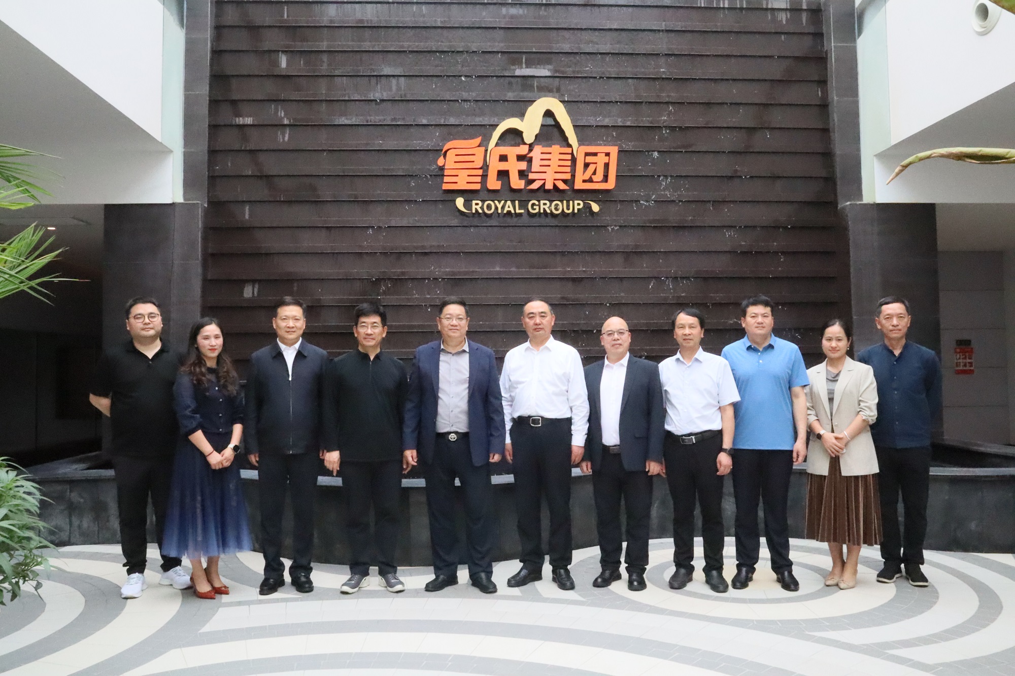 2023年5月14日，阜陽(yáng)市委書(shū)記孫正東一行蒞臨皇氏集團(tuán)交流考察