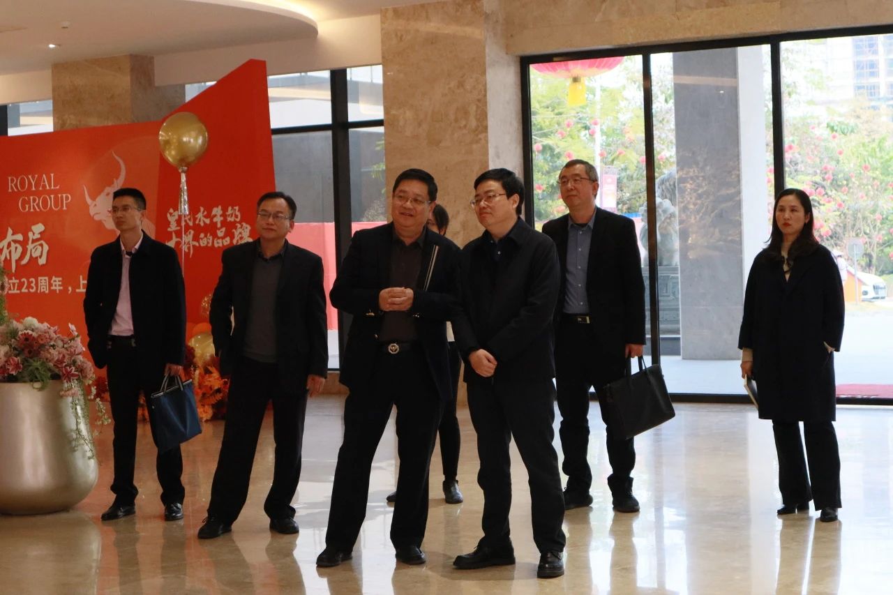 中國郵政儲蓄銀行廣西區(qū)分行黨委書記、行長曾創(chuàng)新到皇氏集團調(diào)研指導