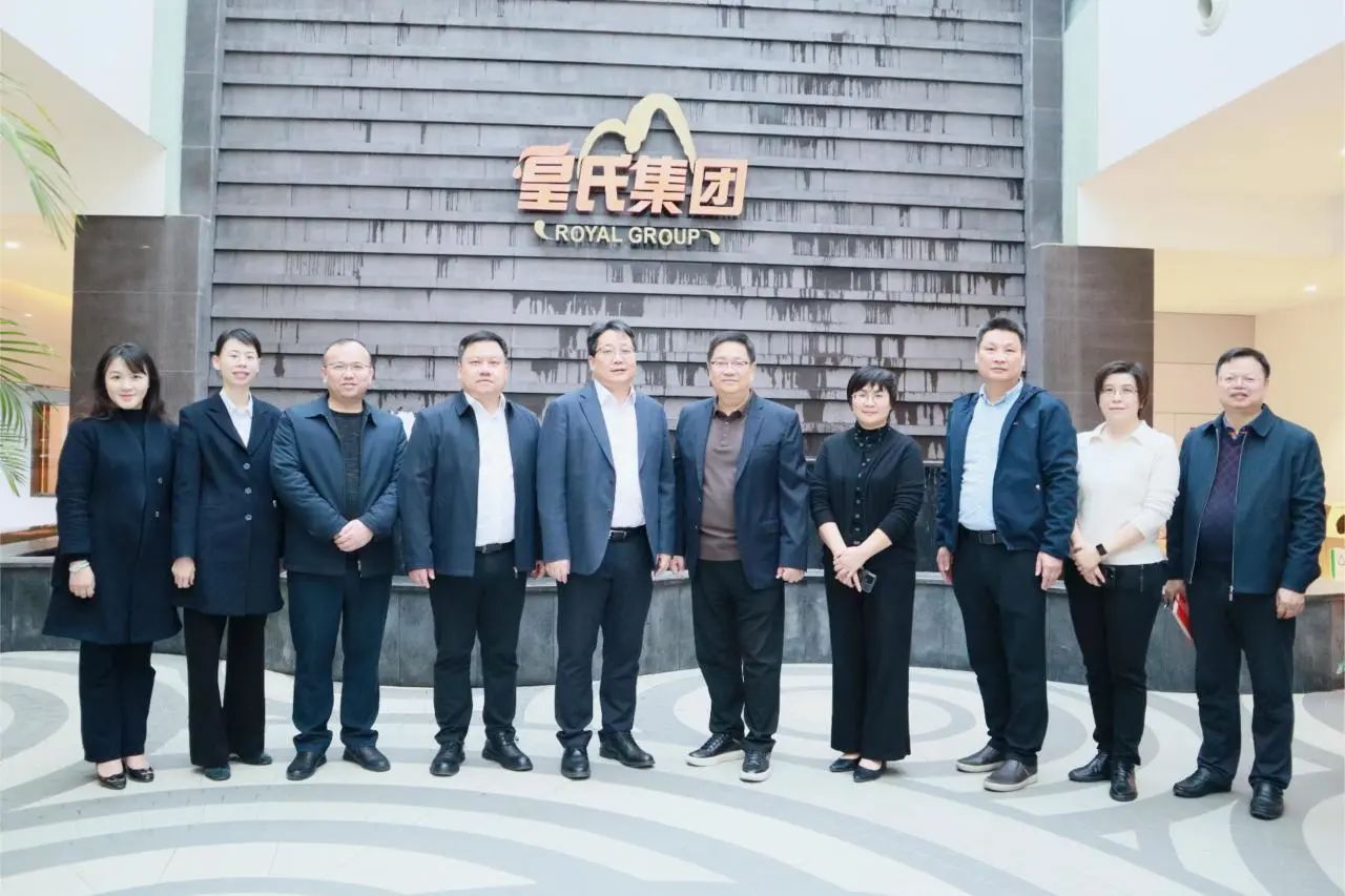 中國銀行廣西區(qū)分行副行長、南寧分行行長曹耀鋒到皇氏集團(tuán)調(diào)研指導(dǎo)