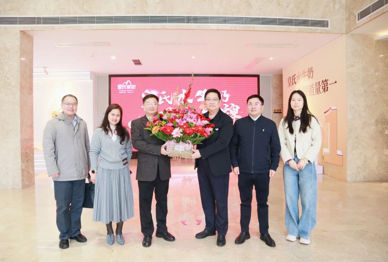 自治區(qū)工商聯(lián)黨組成員、副主席蔡家東到皇氏集團(tuán)開展春節(jié)走訪慰問活動