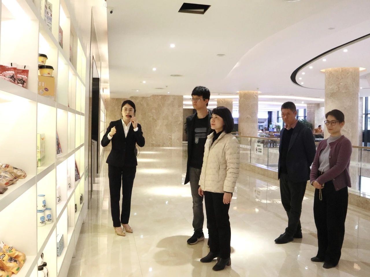 南寧市工業(yè)和信息化局局長(zhǎng)張麗到皇氏集團(tuán)調(diào)研
